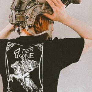 Till Valhall Shirt mit Backprint – Mädchen trägt Wikingerhelm – nordisches Design