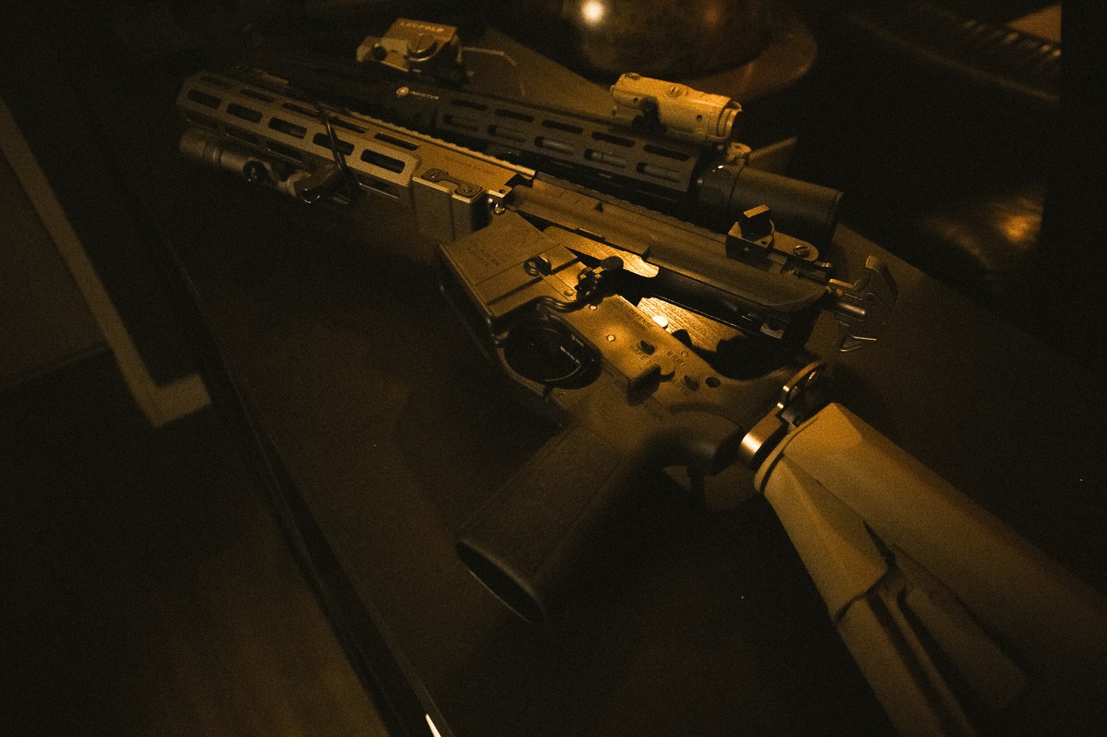 Detailaufnahme einer Tokyo Marui MWS Gas-Blowback-Rifle mit taktischen Anbauteilen.