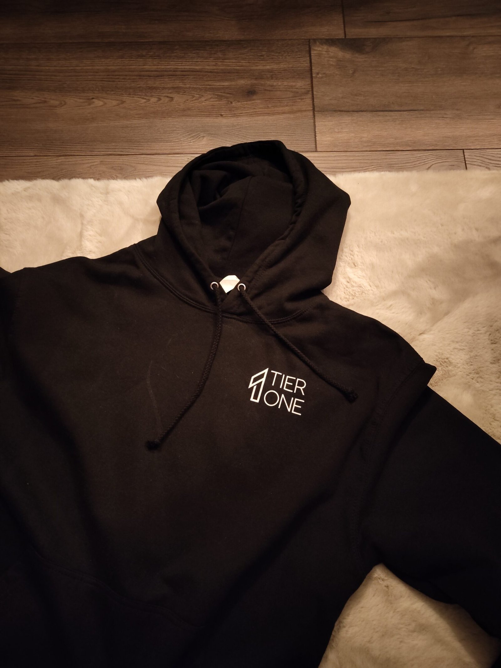 Frontansicht des TIER1ONE TILL VALHALL Hoodies im taktischen Streetwear-Stil.