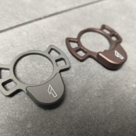Frontansicht der TIER1ONE ÖSE 1 Sling Plate für Wolverine MTW und AR15-kompatible Systeme.
