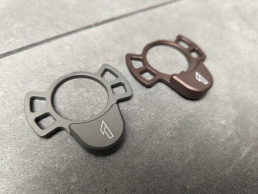 Frontansicht der TIER1ONE ÖSE 1 Sling Plate für Wolverine MTW und AR15-kompatible Systeme.