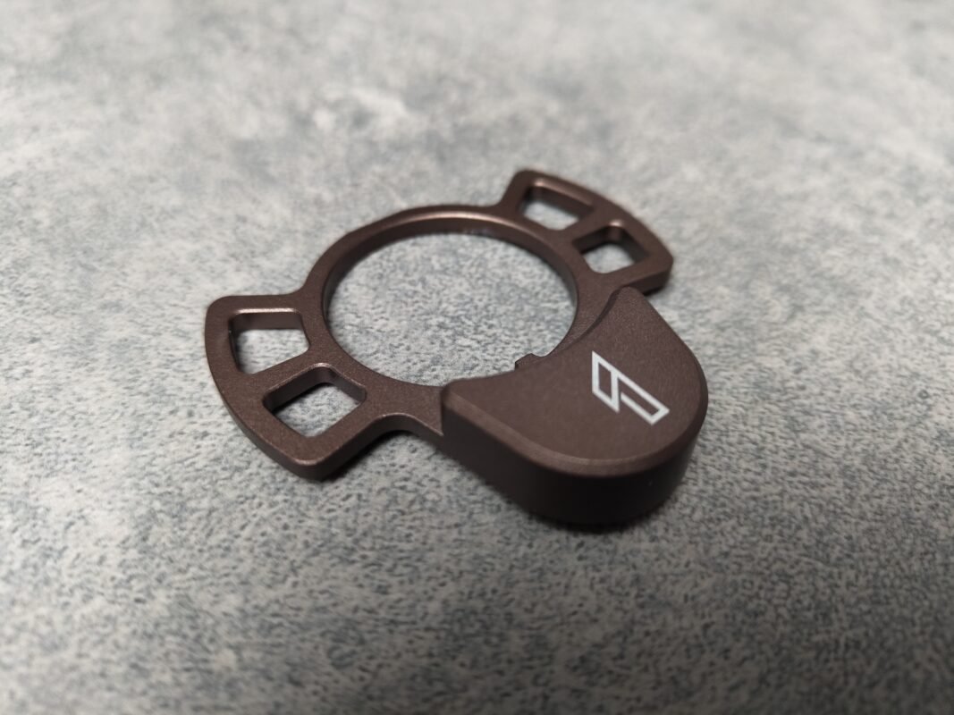 TIER1ONE ÖSE 1 Sling Plate in der Farbvariante Bronze als Einzelaufnahme.