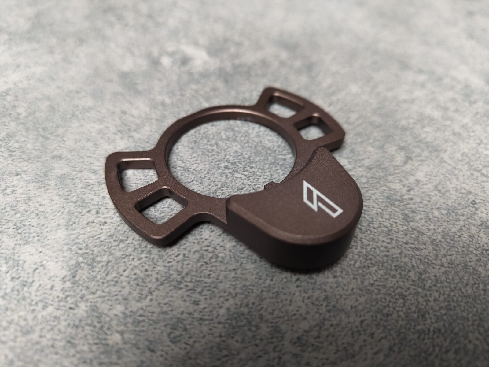 TIER1ONE ÖSE 1 Sling Plate in der Farbvariante Bronze als Einzelaufnahme.