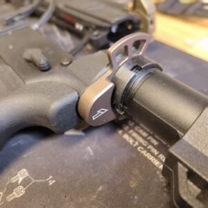 TIER1ONE ÖSE 1 Sling Plate montiert an einer AR15- bzw. Wolverine MTW-Plattform.