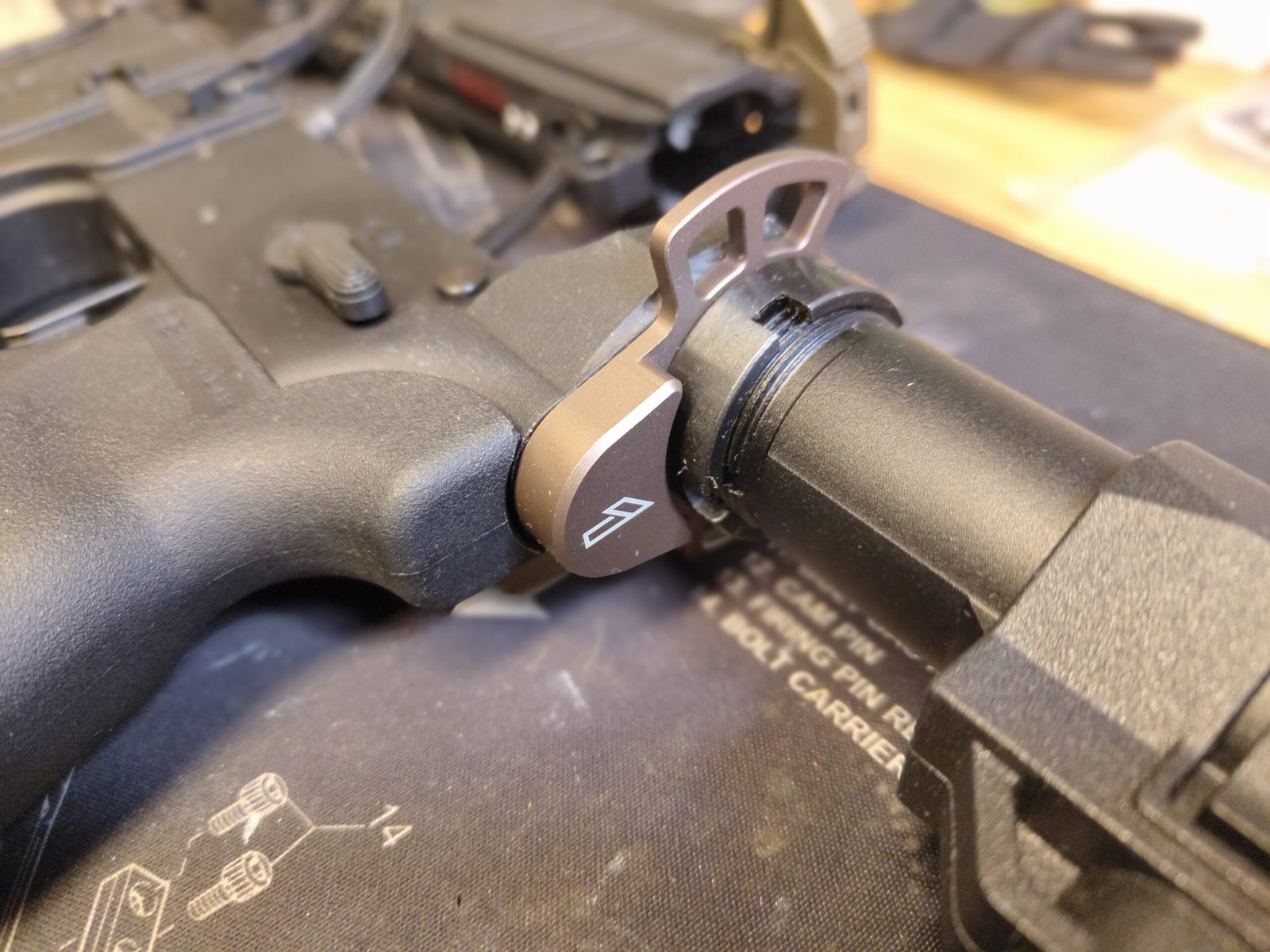 TIER1ONE ÖSE 1 Sling Plate montiert an einer AR15- bzw. Wolverine MTW-Plattform.