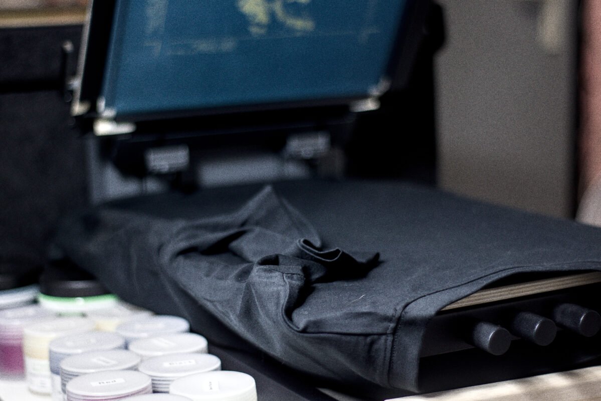 TIER1ONE Siebdruck – hochwertige Shirtproduktion in eigener Werkstatt