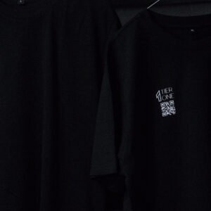 Frontansicht des TIER1ONE Shirts mit taktischem Design, getragen von einem weiblichen Model.