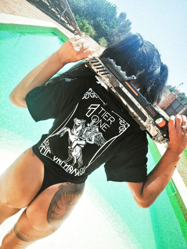 Junge Frau trägt ein schwarzes TIER1ONE Tactical Shirt im urbanen Streetwear-Look.