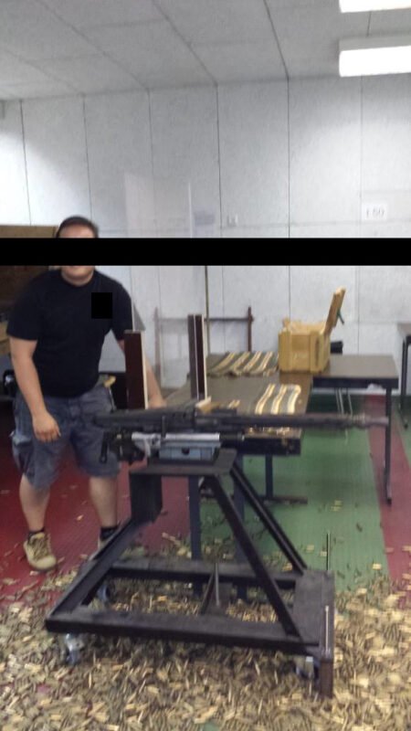 Tim Mai beim professionellen Lebensdauerbeschuss-Test eines MG3 zur technischen Funktions- und Sicherheitsprüfung.