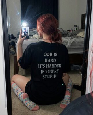 Schwarzes TIER1ONE Tactical Shirt mit Aufdruck „CQB is hard“ – minimalistisches Design für Close Quarters Battle Training und Einsatz