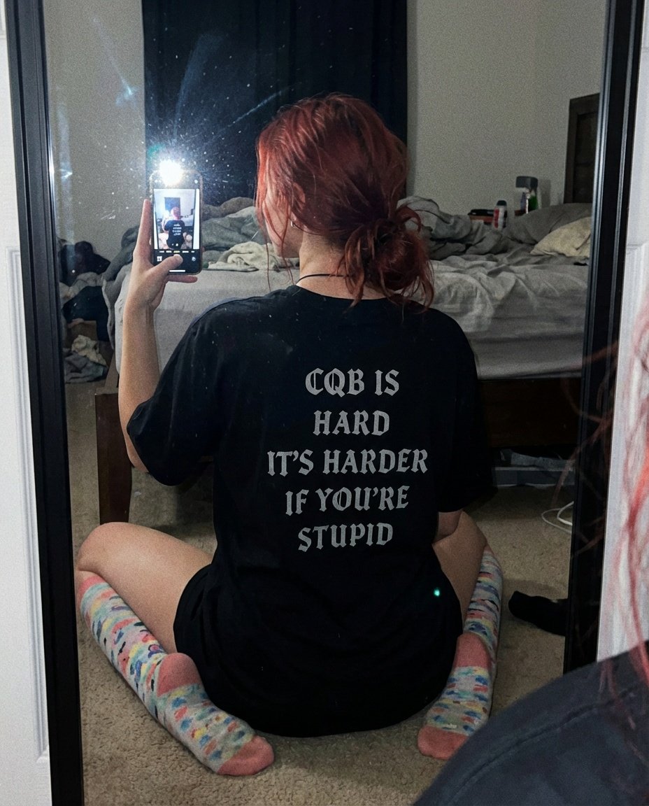 Schwarzes TIER1ONE Tactical Shirt mit Aufdruck „CQB is hard“ – minimalistisches Design für Close Quarters Battle Training und Einsatz