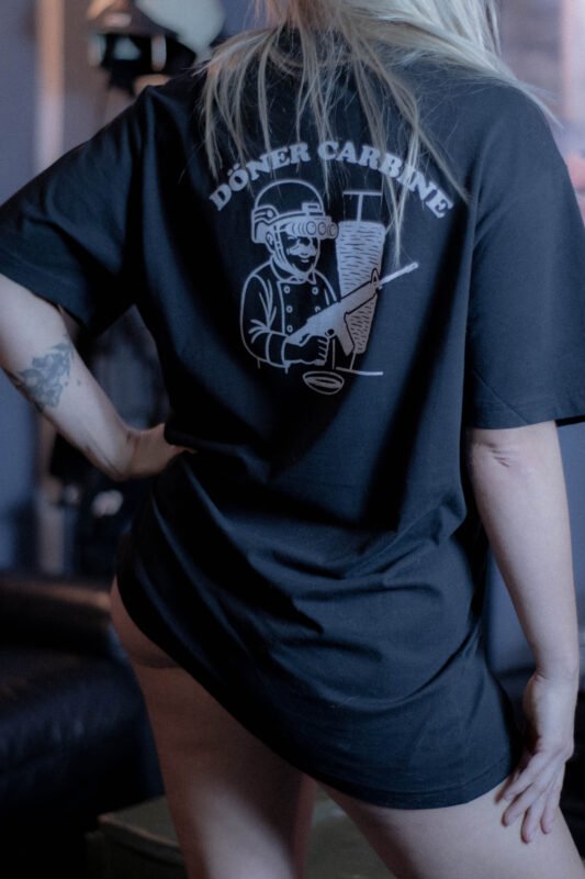 taktisches Shirt Döner Carbine Rückseite getragen von Operator Girl