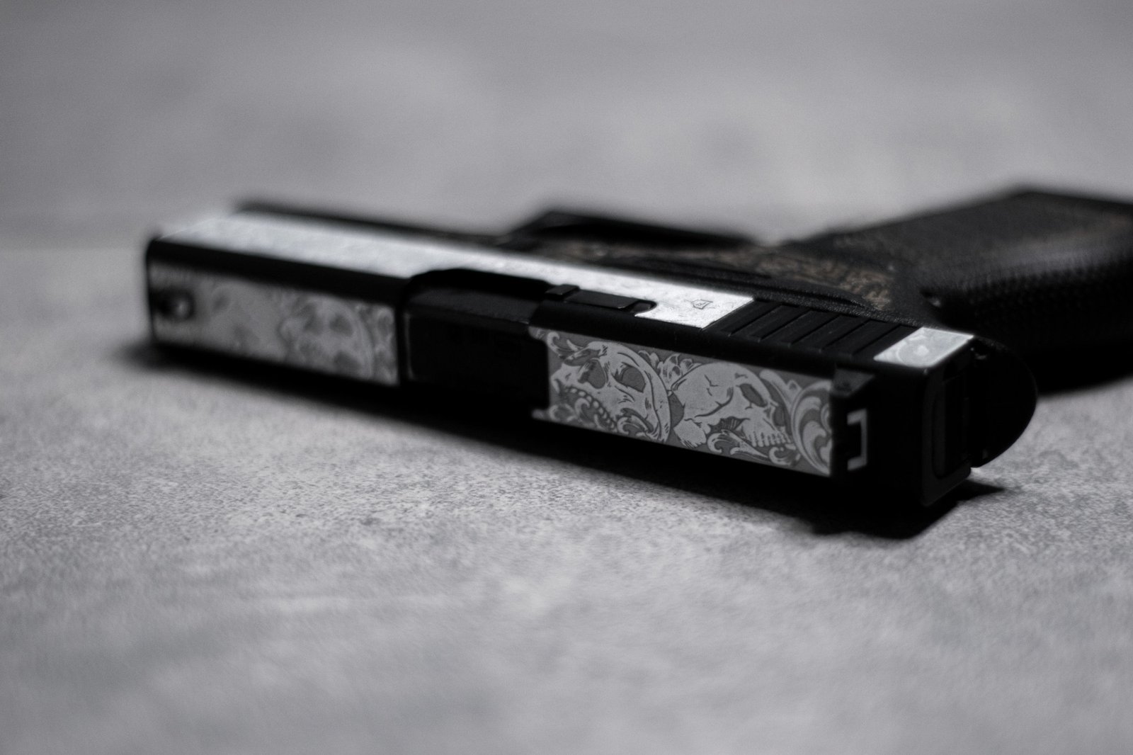 CNC-gefräste Aluminiumkomponenten in Real-Steel-Qualität mit Lasergravur und Cerakote Beschichtung von TIER1ONE – Made in Germany